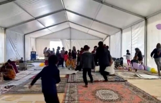 Cami imamı depremzede çocuklar için şarkı söyledi